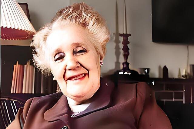 Foto da psicanalista Melanie Klein sentada e sorrindo. A foto ilustra o artigo Melanie Klein: A Pioneira na Psicanálise Infantil e nas Relações Objetais do blog Homero Monaco do site online psicanalista.