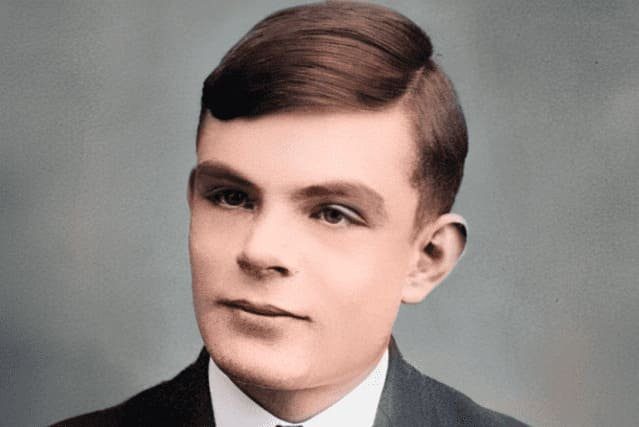 Foto de rosto de Alan Turing, criador do teste de Turing, vestindo camisa branca e terno preto. A foto ilustra o artigo "Teste de Turing: Desvendando o critério definidor da AI" escrito pelo psicanalista Homero Mônaco para o site Online Psicanalista.