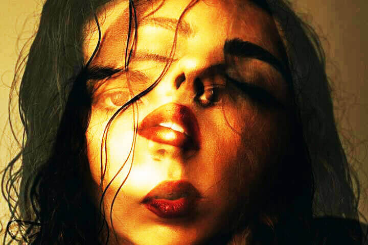 Foto do rosto de uma mulher de frente usando batom vermelho. A foto se funde com a foto dela com cara séria, e uma foto dela com cara de desejo. A foto ilustra o artigo O tratamento psicanalítico pode apagar completamente as cicatrizes emocionais? escrito pelo psicanalista Homero Mônaco para o site Online Psicanalista. Foto de uma menina com perna levantada como se fosse pisar na lente da câmera que a fotografa. A foto ilustra o artigo 10 Maneiras como a Psicanálise Ajuda a Encontrar o seu Desejo Pessoal escrito pelo psicanalista Homero Mônaco para o site Online Psicanalista.