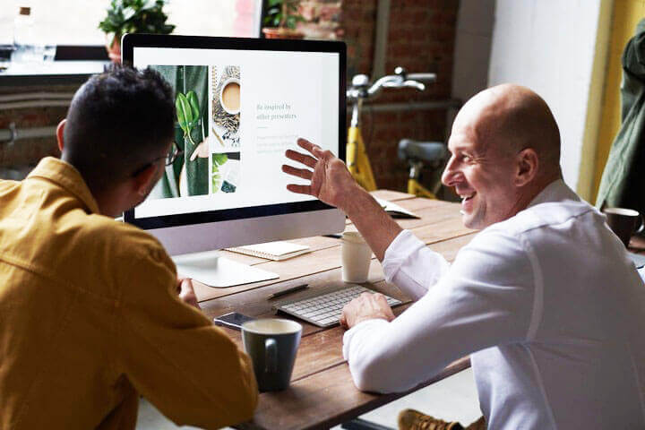 Foto de dois homens sentados em uma mesa de escritório, onde um careca olha para o outro rindo, explicando um projeto que está na tela. A foto se funde com a foto dela com cara séria, e uma foto dela com cara de desejo. A foto ilustra o artigo O tratamento psicanalítico pode apagar completamente as cicatrizes emocionais? escrito pelo psicanalista Homero Mônaco para o site Online Psicanalista. Foto de uma menina com perna levantada como se fosse pisar na lente da câmera que a fotografa. A foto ilustra o artigo 10 Maneiras como a Psicanálise Ajuda a Encontrar o seu Desejo Pessoal escrito pelo psicanalista Homero Mônaco para o site Online Psicanalista.