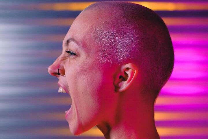 Foto do perfil fe uma mulher careca, olhando para o lado esquerdo, como se estivesse olhando para o passado, e dando um grito de dor. A foto ilustra o artigo Por que desconstruir os seus padrões comportamentais por meio da sua aceitação e da sua transformação escrito pelo psicanalista Homero Mônaco para o site Online Psicanalista.Foto de uma menina com perna levantada como se fosse pisar na lente da câmera que a fotografa. A foto ilustra o artigo 10 Maneiras Confiáveis de Liberar a Dor do Passado escrito pelo psicanalista Homero Mônaco para o site Online Psicanalista.